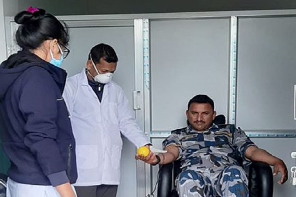 सशस्त्रका डिएसपीले दिएको रगतले बच्यो युवतीको ज्यान