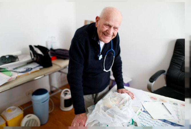 ९८ वर्षका डाक्टर, जो निरन्तर कोरोना संक्रमित बिरामीको सेवामा छन्