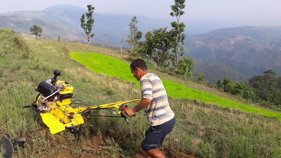 विदेशबाट फर्किएका युवा हाते ट्रयाक्टर लिएर खेतबारीमा