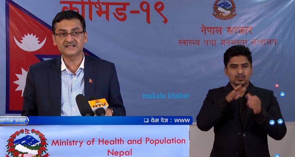 आज थपिएका दुईजना कोरोना संक्रमितलाई अस्पताल लगिँदै