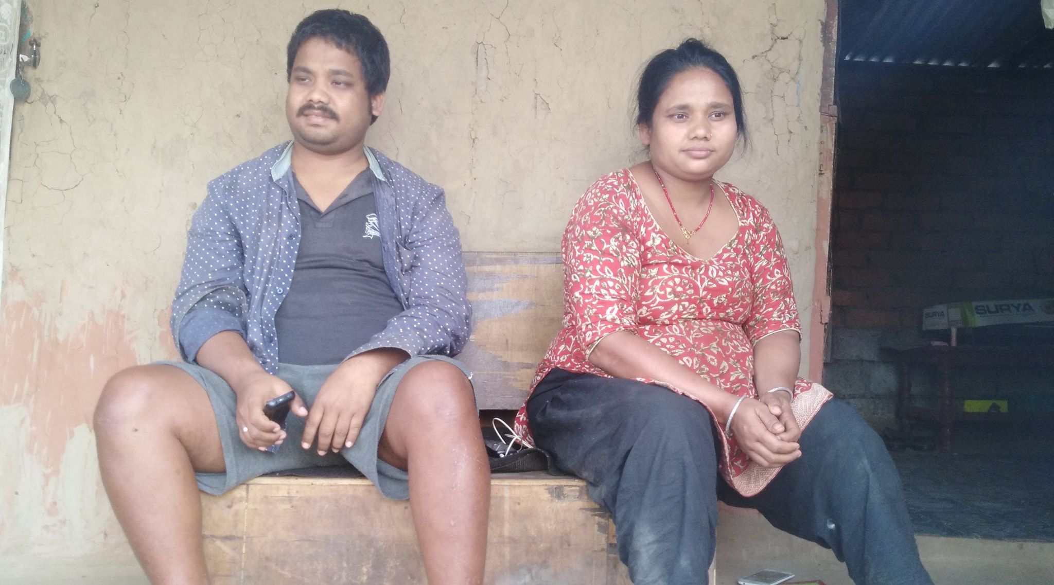 दिदीभाइको पीडाः शरीर काम्छ, हिँड्न भित्ताको सहारा