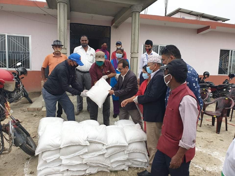 समाजसेवी भट्टराई द्वारा राहतका लागि चामल सहयोग 