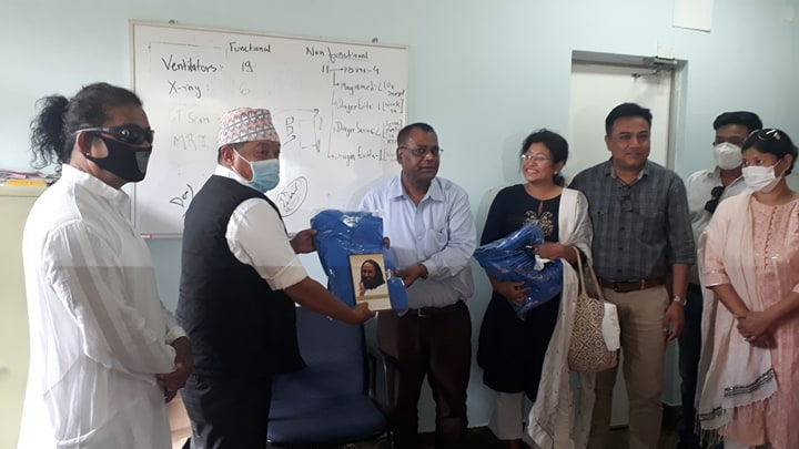 द आर्ट अफ लिभिङद्वारा वीपी प्रतिष्ठानलाई ५० थान पिपिई सहयोग