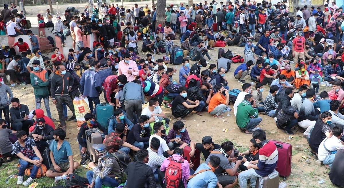 ‘सुदूरपश्चिममा स्वदेश भित्रिनेको भीड, सङ्क्रमण फैलिने त्रास’