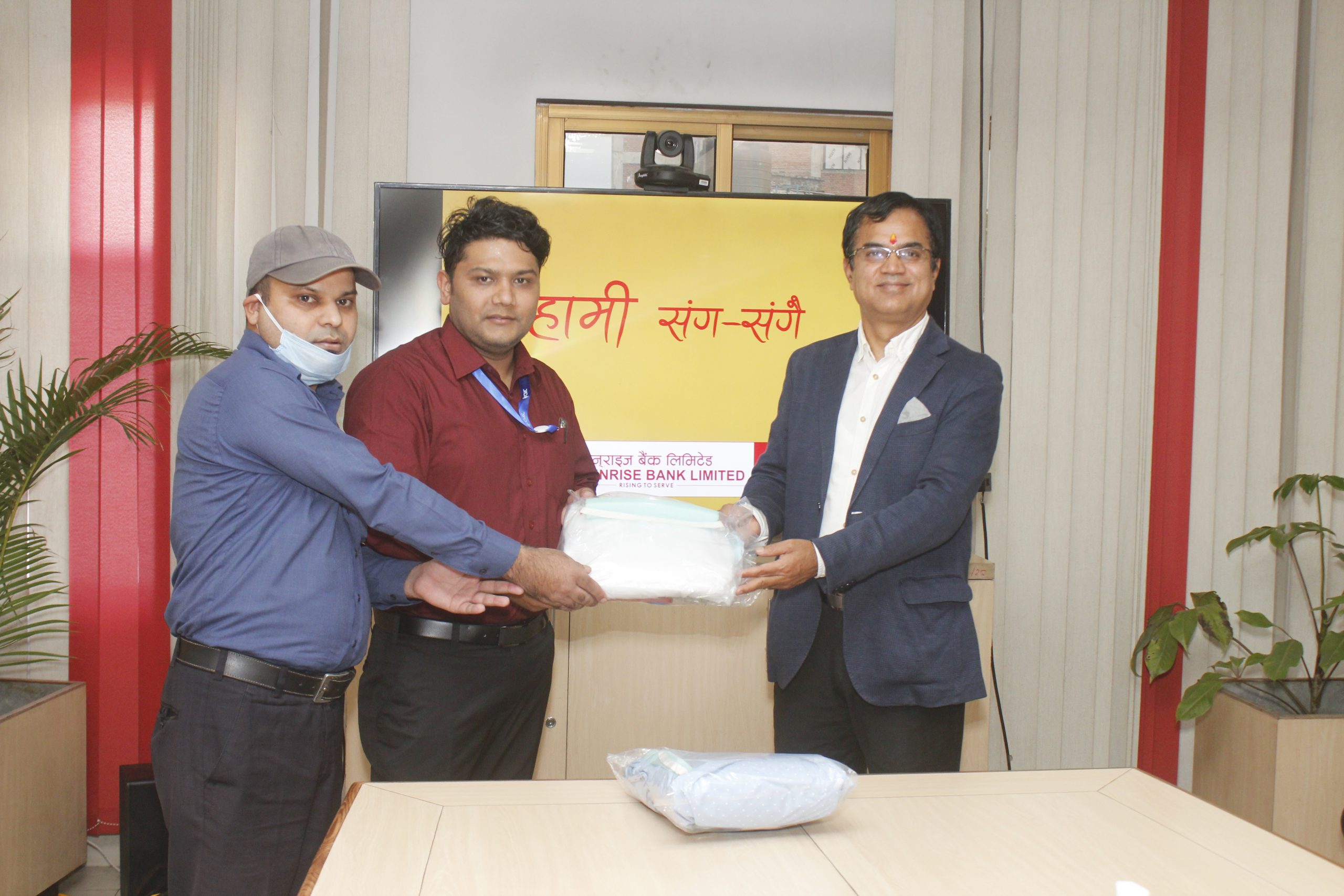 सनराइज बैंकद्वारा चितवन मेडिकल कलेज र महाभारत गाउँपालिकालाई पीपीई सहयोग