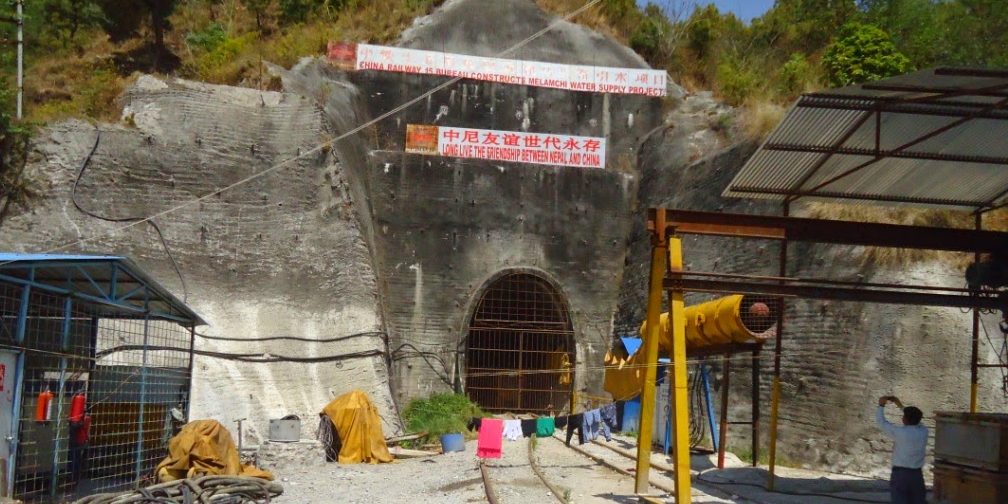 लकडाउनको अवधिमा पनि यसरी हुँदैछ मेलम्चीको काम