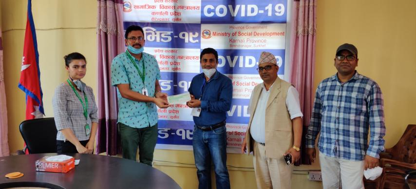 नबिल बैंकद्वारा कर्णाली प्रदेश सरकारलाई एक थान पीसीआर मेसिनका लागि २८ लाख सहयोग