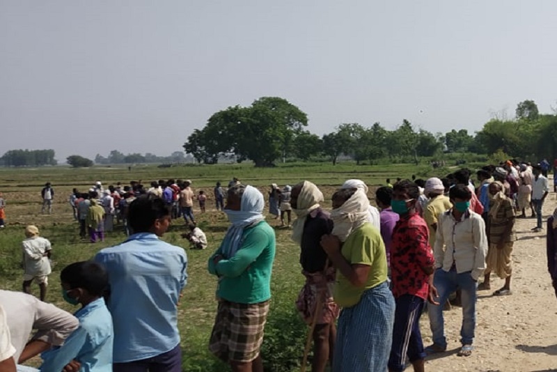 कोरोनाबाट निधन भएका युवकको अन्त्येष्टि, आफन्तले टाढैबाट हेरे !
