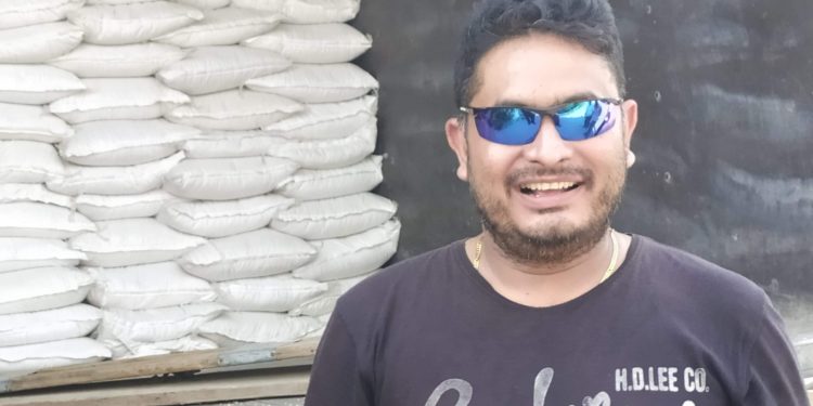 दुहवीका भट्टराईले पुर्व अर्थमन्त्री पाण्डेको क्षेत्रमा १२ हजार किलो चामल सहयोग गरे