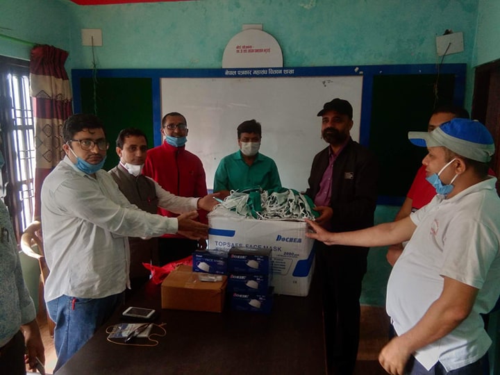 प्रेस संगठन चितवनद्वारा महासंघ जिल्ला शाखालाई २ हजार थान सर्जिकल मास्क प्रदान