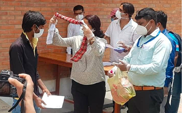 उपचारपछि निकाे भएर फर्किए दाङका ८ काेराेना संक्रमित