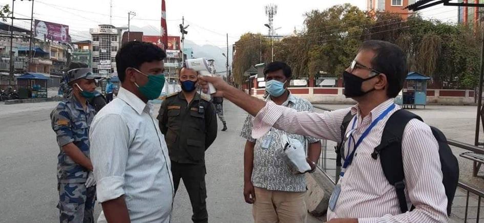 धरान-धनकुटा प्रवेश नाकाहरुमा थर्मल गनद्वारा जाँच गरिँदै