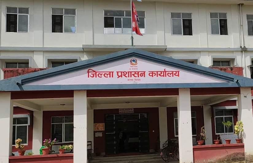 भिडभाड बढेपछि प्रशासनले भन्यो- ‘रोगको संक्रमण नहुने गरि सेवा देउ, कि बन्द गर’