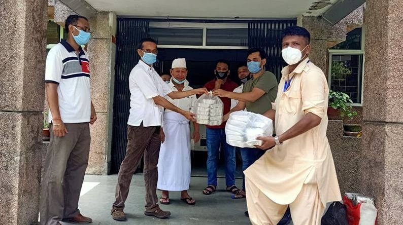 ‘इद उल फित्र’को अवसरमा कोरोना संक्रमितलाई खुवाइयो खाना