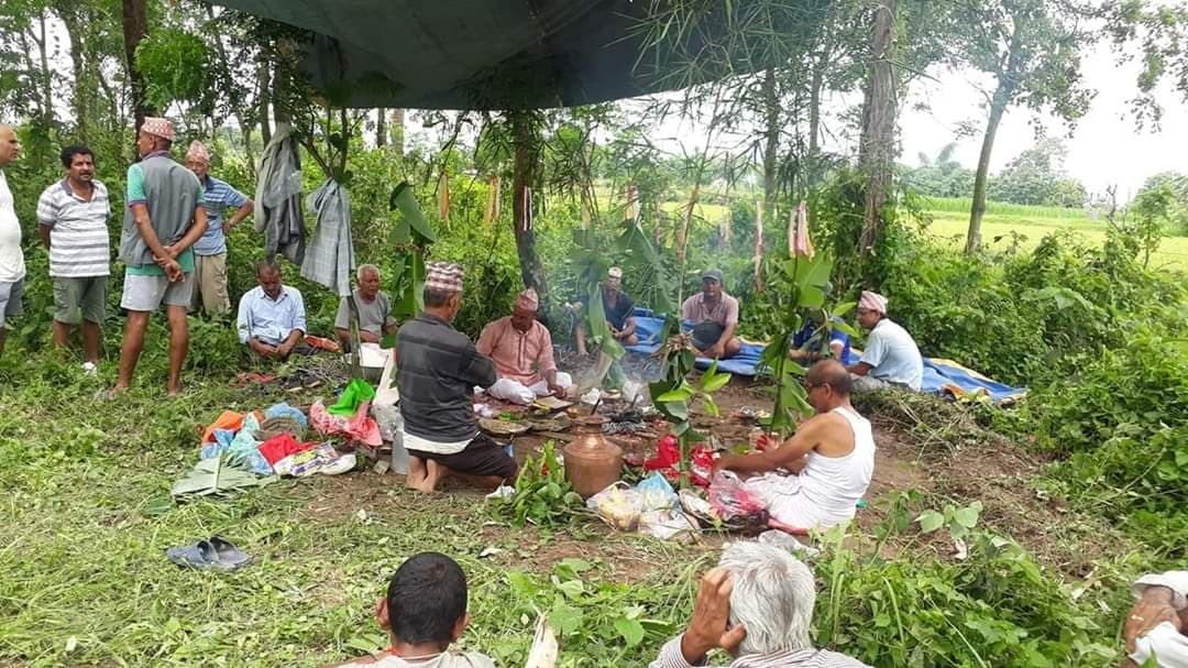 कोरोनाको महामारी हटाउन चितवनमा संसारिक पूजा
