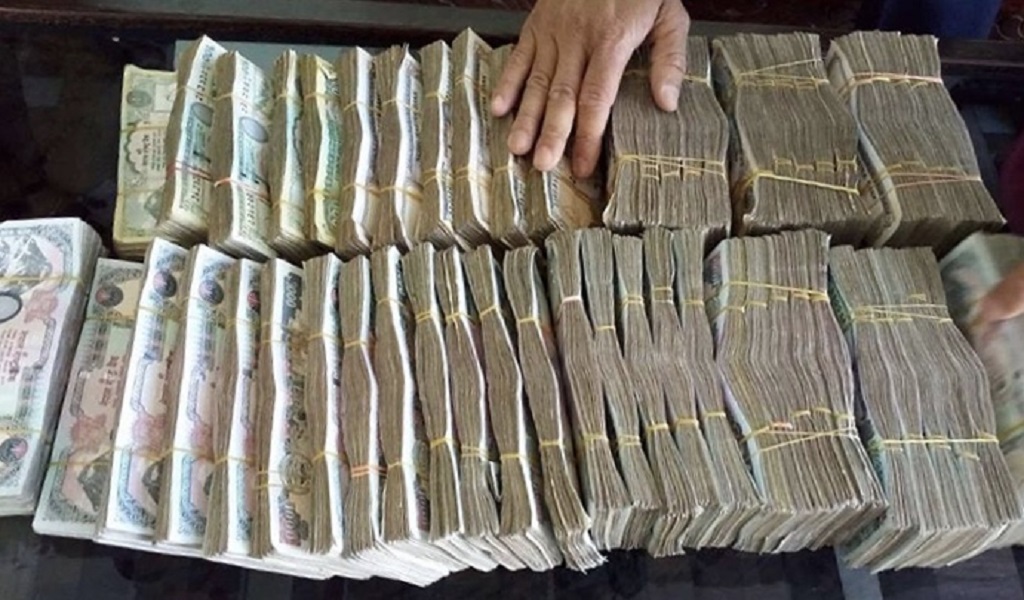 भारतबाट धान बोकेर आएको ट्रकबाट १७ लाख नेपाली रुपैयाँ बरामद, दुई भारतीय पक्राउ