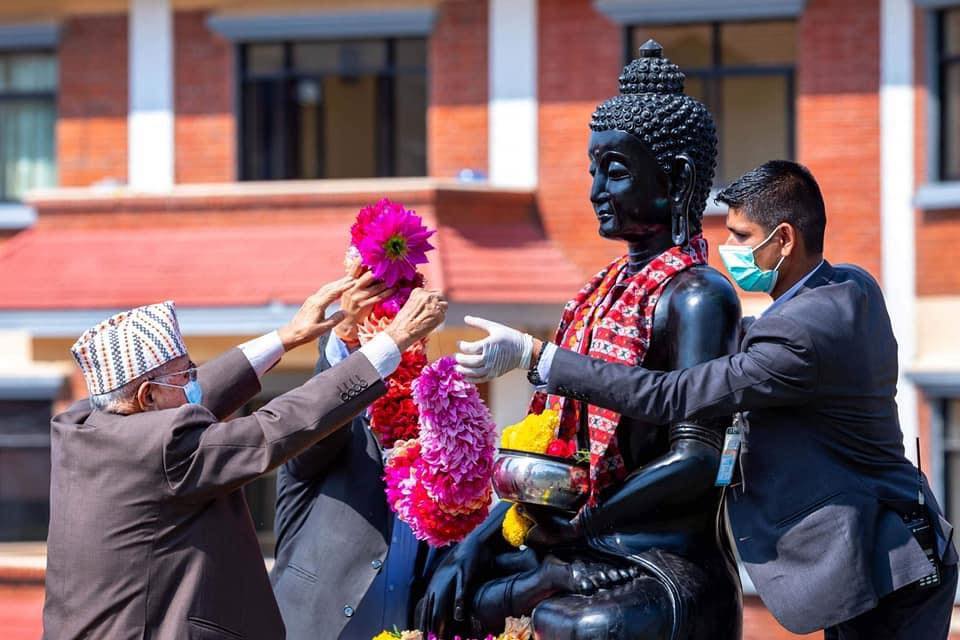प्रधानमन्त्री ओलीद्वारा गौतम बुद्धको प्रतिमामा माल्यार्पण