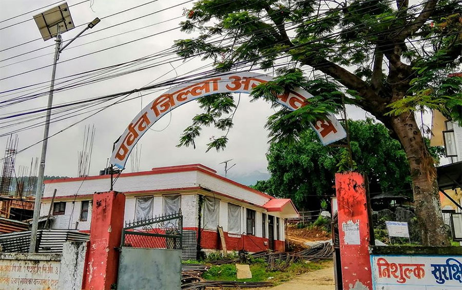 पर्वत अस्पतालका ५ स्वास्थ्यकर्मीमा कोरोना पुष्टि, इमर्जेन्सीबाहेक सबै सेवा बन्द
