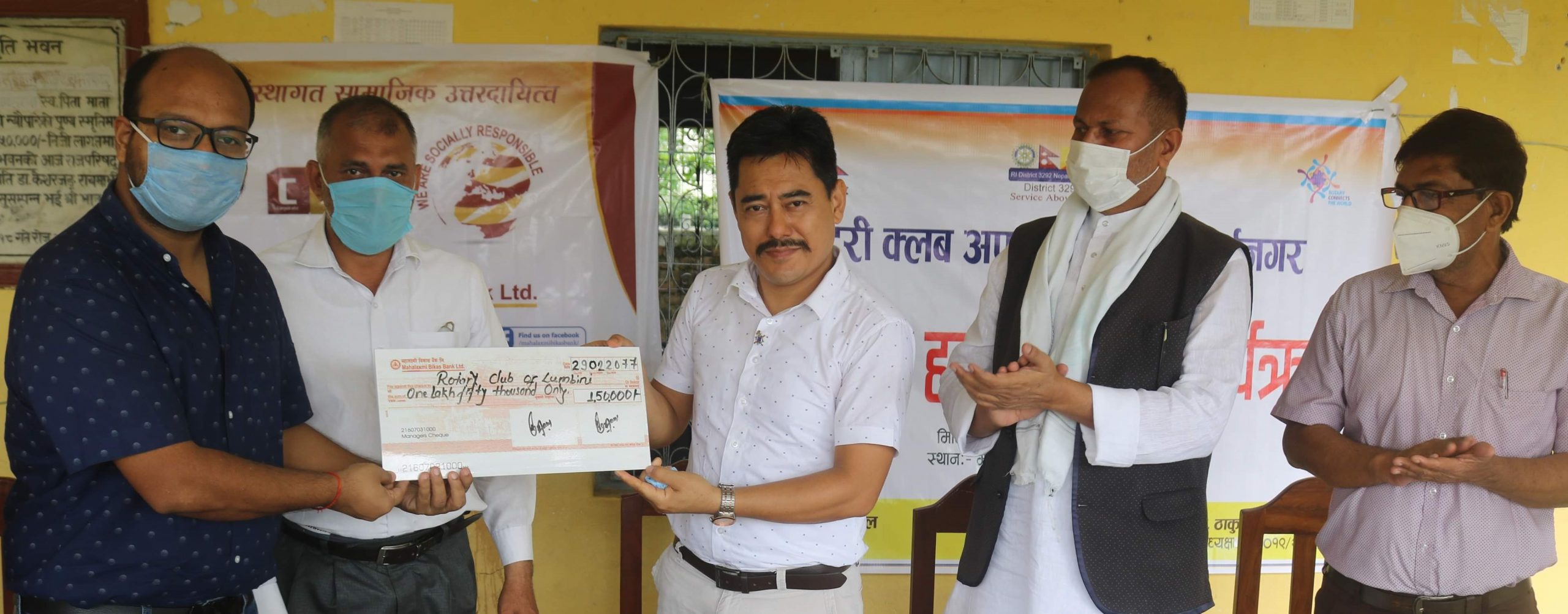 महालक्ष्मी बैङ्कद्वारा विद्यालयमा शौचालय निर्माणका लागि तीन लाख सहयोग