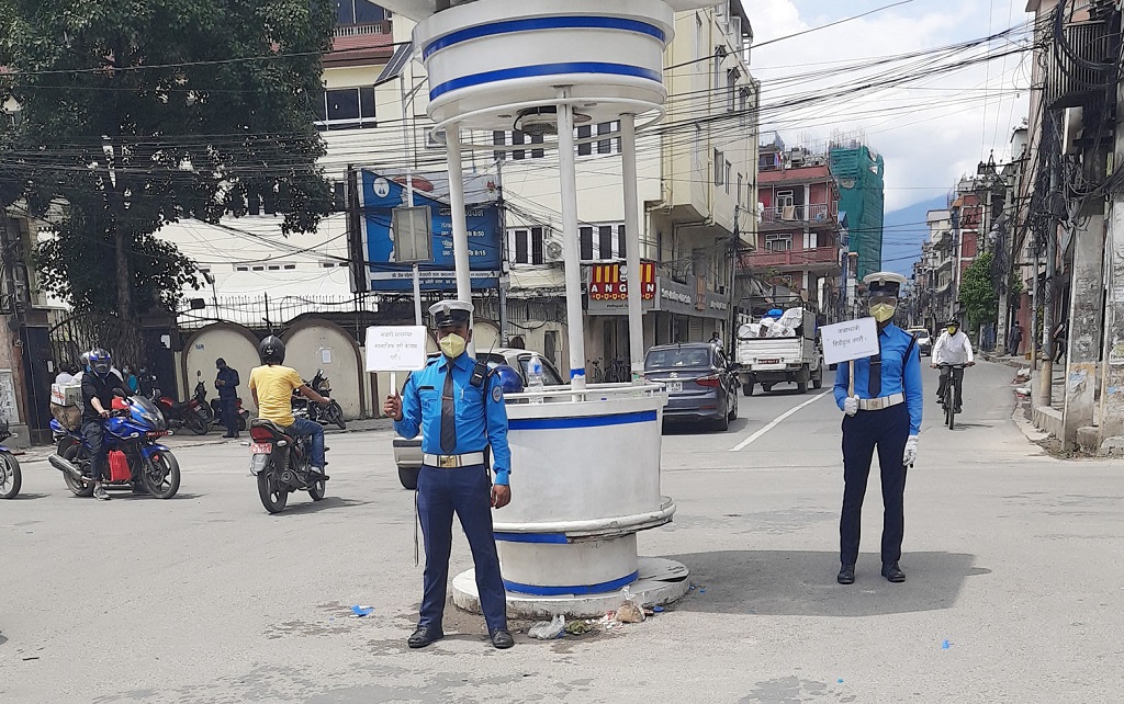 चोकचोकमा किन उभिएका प्लेकार्ड लिएर सुरक्षाकर्मी ?