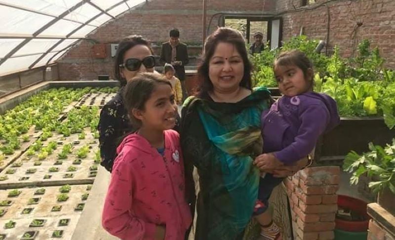 कांग्रेस नेतृ आरजु राणाद्वारा बाजुराका स्थानीय तहलाई स्वास्थ्य सामग्री सहयोग