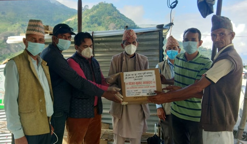 पूर्व सांसद देवराज जोशीको पहलमा स्वास्थ्य सामाग्री वितरण