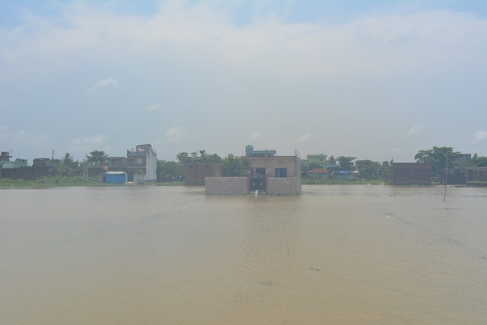 डुबानको सास्ती: स्थानिय भन्छन्–‘अब त घर, जमिन बेचेर अन्तै बस्न जान्छौँ’