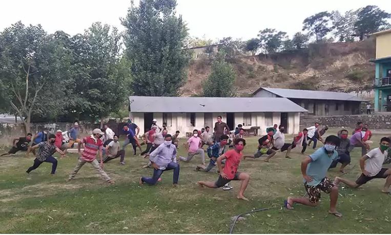 ७२ संक्रमित एउटै स्कुलमा, जहाँ चिकित्सक र एम्बुलेन्स छैन