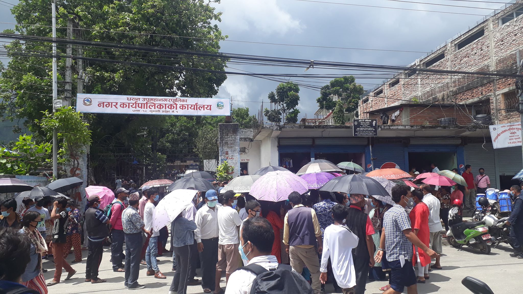 धरान खानेपानी परियोजनालाई पारदर्शी बनाउन माग गर्दै प्रदर्शन