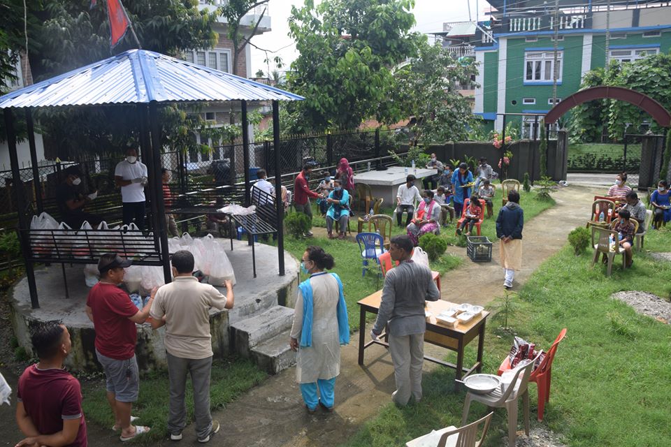 बालबालिका, मृगाैला राेगी तथा बृद्धाहरूलाई पाैष्टिक आहार वितरण