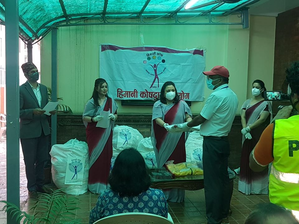 परोपकार अस्पताललाई हिमानी कोषदवारा कोरोना स्वास्थ्य सामग्री प्रदान