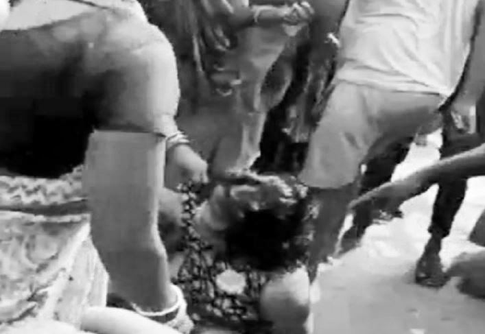 प्रेमीकाे विवाहको खबर सुनेर घरबाट भागेकी महिलालाई गाउँलेले सडकमा लछारपछार पारे