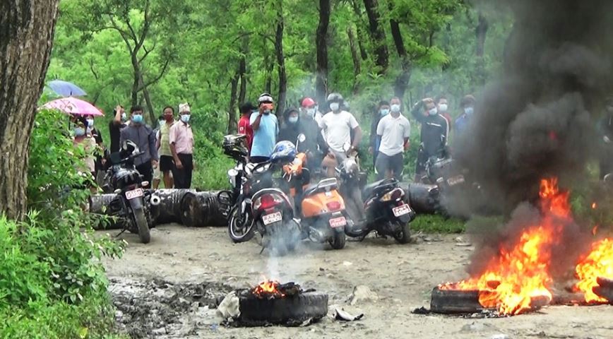 काेराेना संक्रमितकाे शव व्यवस्थापनमा स्थानीयकाे अवराेध, टायर बालेर विरोध !