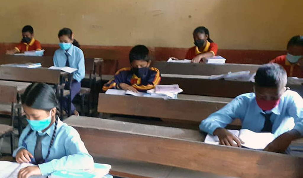 सुर्खेतको अमरज्योति माविमा सामाजिक दुरी कायम गरी पठनपाठन सुरु