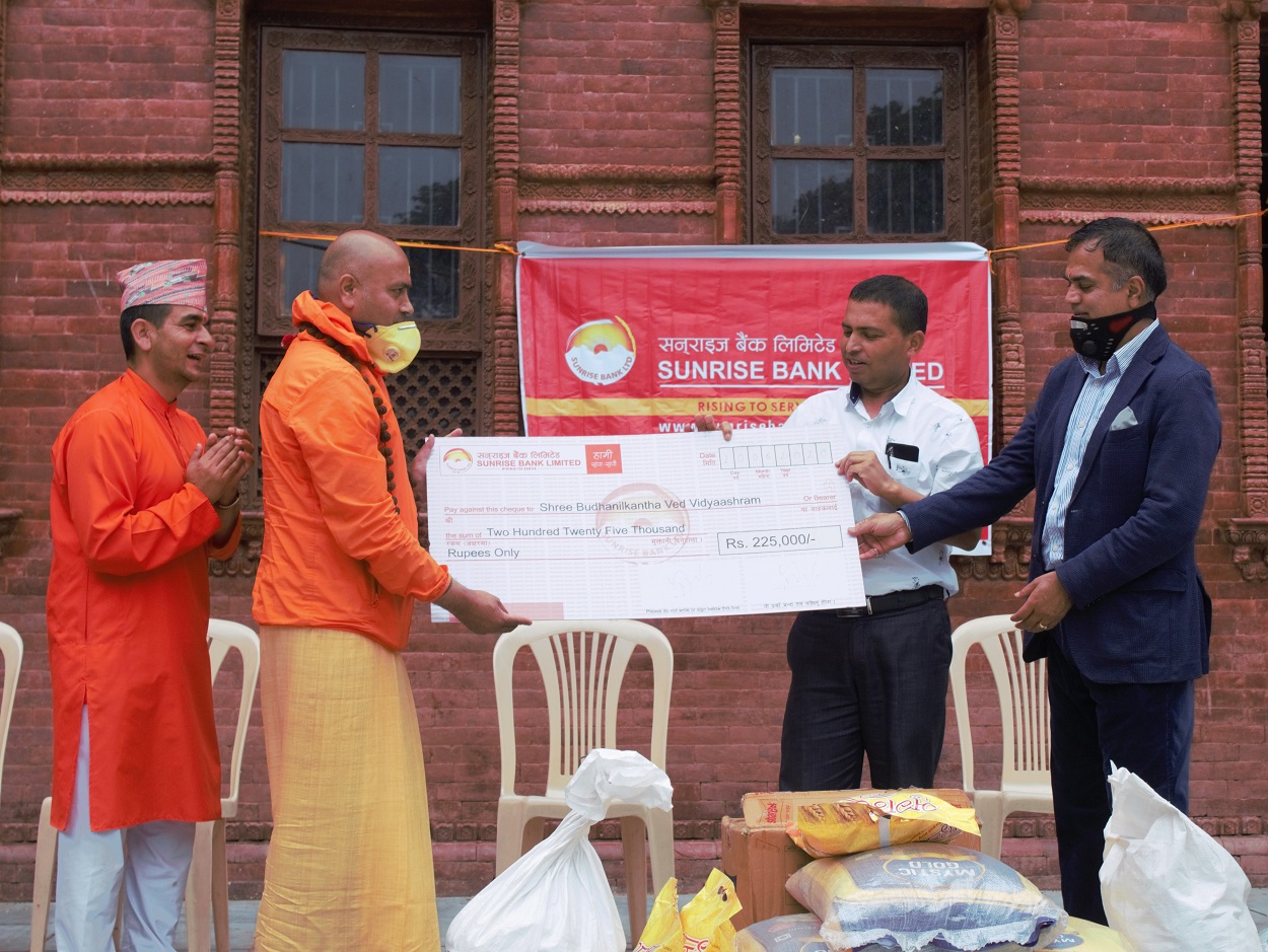 सन्राइज बैंक द्वारा बुढानिलकण्ठ वेद विद्याश्रमलाई सहयोग प्रदान