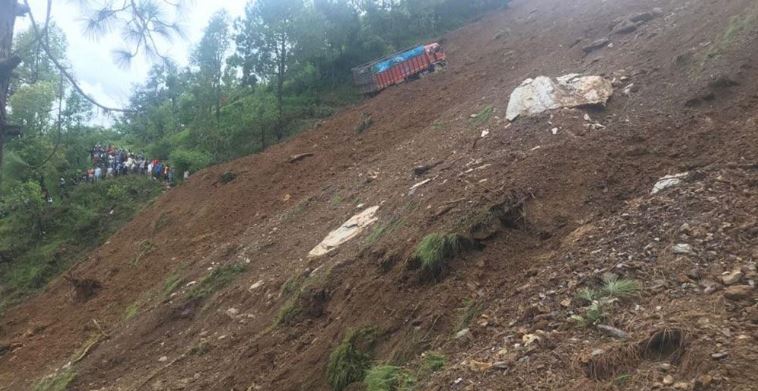 पाल्पामा पहिरोले बगायाे ४ सवारीसाधन, २ जनाको शव फेला