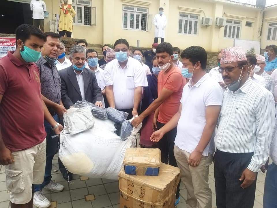 पुर्व अर्थमन्त्री पाण्डेद्वारा तीन पालिकालाई स्वास्थ्य सामाग्री प्रदान