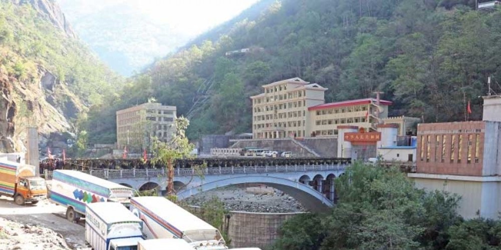 तातोपानी नाकाबाट भित्रियो १४ हजार ६ सय टन रासायनिक मल