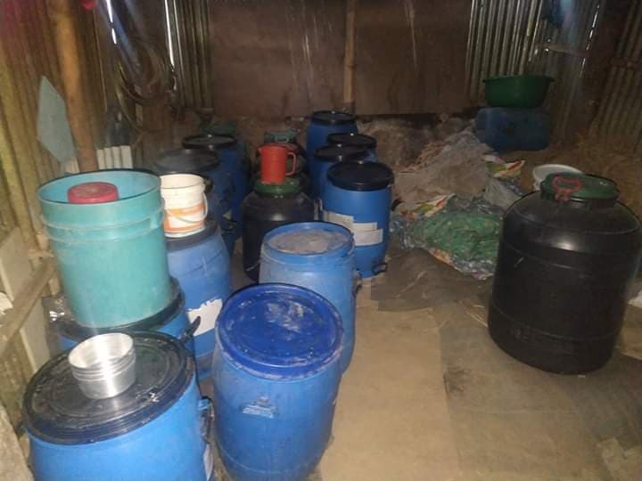 लकडाउनमा प्रहरी अप्रेशनः १ हजार लिटर बढी घरेलु मदिरा नष्ट