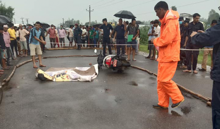 ट्रकको ठक्करबाट युवतीको मृत्यु, स्थानीयले गरे राजमार्ग अवरुद्ध