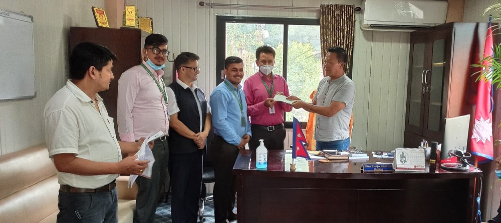 नेपाल बङ्गलादेश बैंकको बाह्रविसे शाखाद्वारा बाढी/पहिरो पीडितलाई सहयाेग