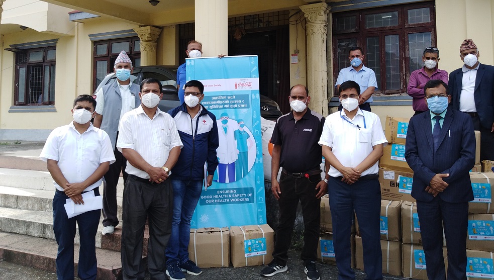 काेराेना महामारीमा रेडक्रस र कोका-कोलाको सक्रियताः सुरक्षा सामग्री वितरण कार्य जारी