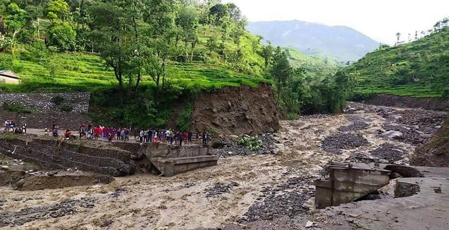 साँफे-मार्तडी सडकको ‘ताप्रिसेरा’ पक्की बाढीले बगायो