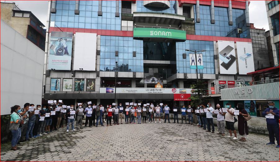 सिभिल मलका व्यवसायीहरुले भाडा तिर्न नसकिने भन्दै बुझाए चाबी