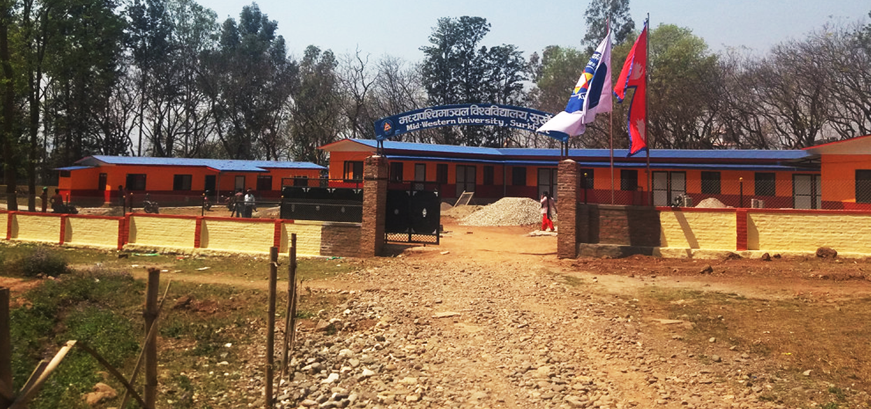मध्यपश्चिमाञ्चल विद्याविद्यालयको रजिस्ट्रार र डीनमा कस्ताले प्रतिष्पर्धा गर्न पाउँछन् ?