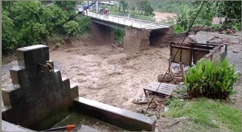 पृथ्वी राजमार्गमा २ सय बढी पहिरो, सडक खोल्न दुई दिन लाग्ने