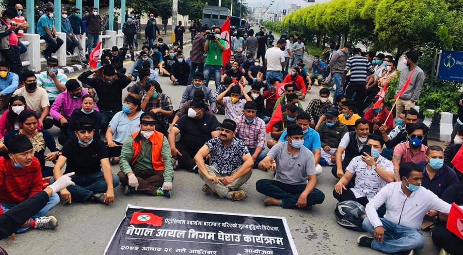 मूल्यवृद्धि गरेको भन्दै नेविसंघद्वारा आयल निगम घेराउ