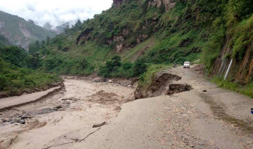 सडक भासिएपछि अरनिको राजमार्गमा आवतजावत प्रभावित