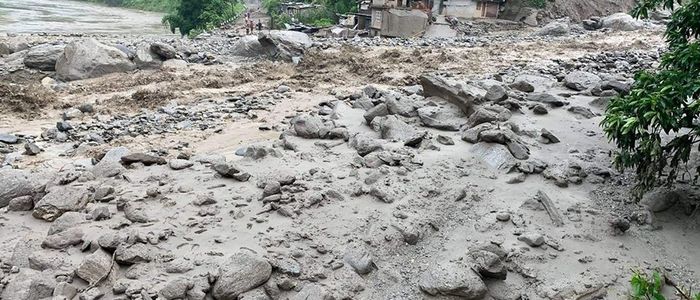 सत्रकिलोमा लेदोसहितको पहिरो, नारायणगढ–मुग्लिन सडक अवरुद्ध