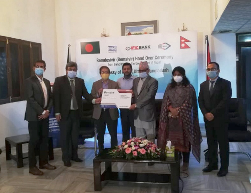 नेपाल बंगलादेश बैंकद्धारा ५ हजार थान जीवन रक्षक मानिएको रेम्डेसिभिर औषधि हस्तानतरण